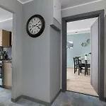 Air Conditioned With Balcony In By Renters דירה *