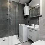 Air Conditioned With Balcony In By Renters דירה