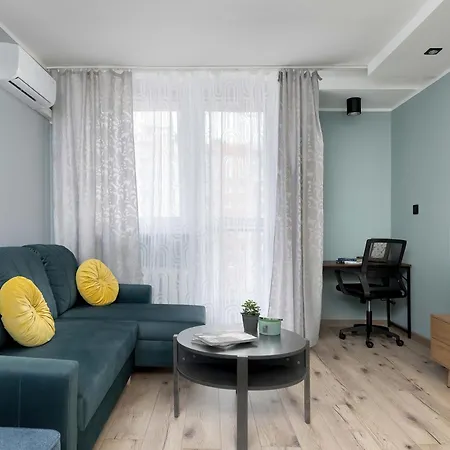 아파트 Air Conditioned With Balcony In By Renters 카토비체